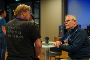 Edco Wallet in gesprek met een bezoeker van PGDay Lowlands
